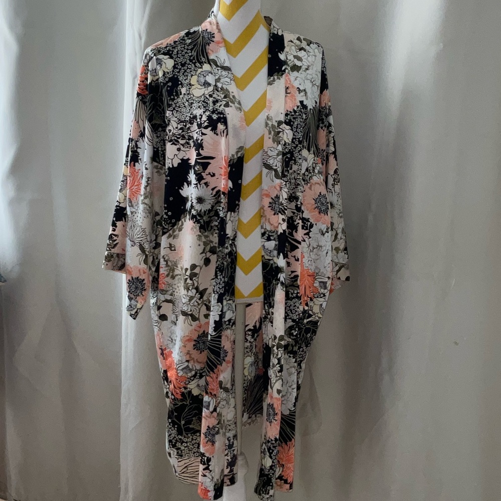 Beautiful satin-y floral kimono jacket